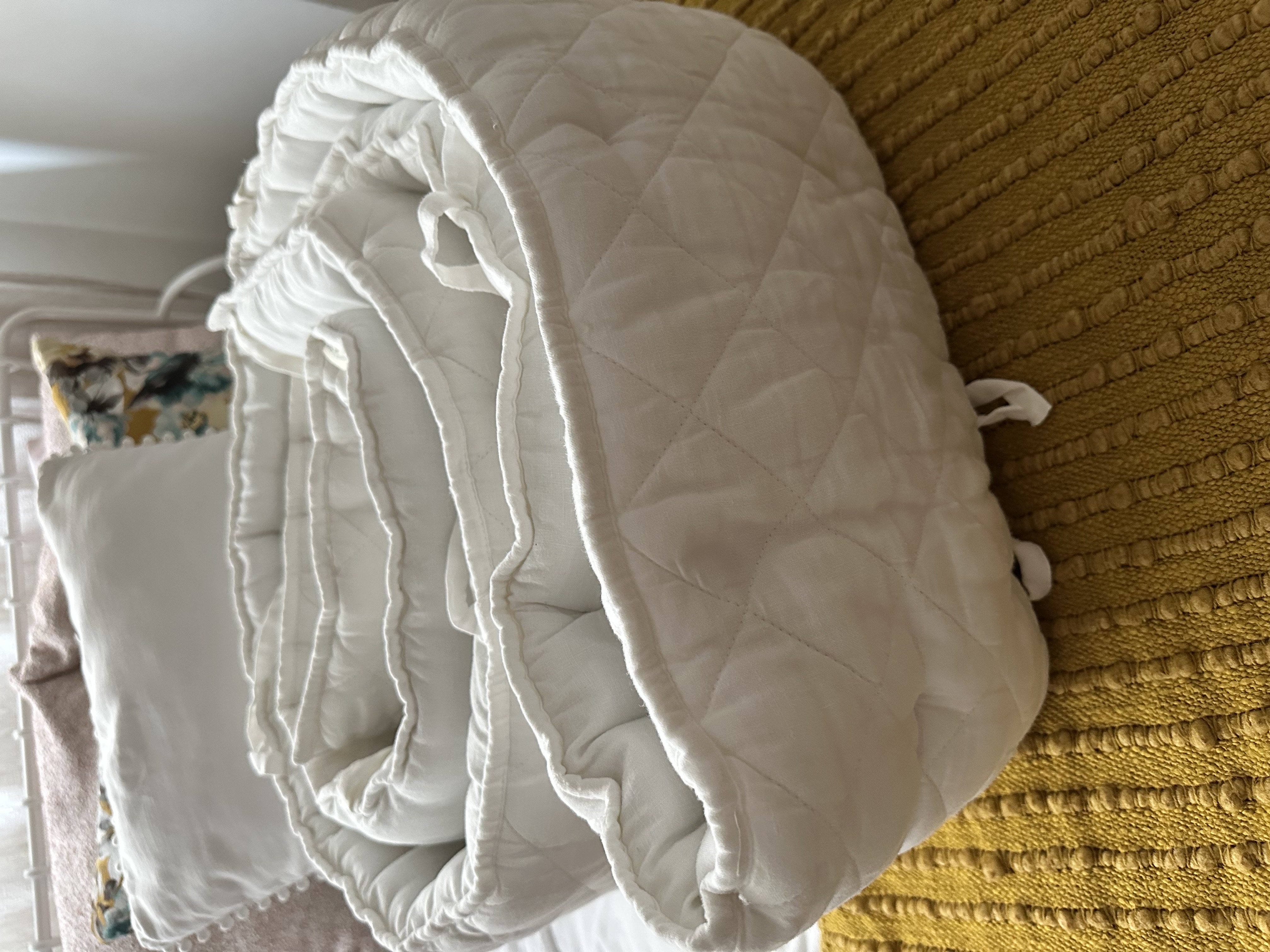 accesorios - Parachoques de cuna de Pottery Barn blanco.