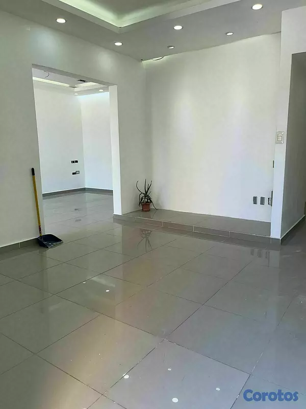 oficinas y locales comerciales - En La Enriquillo AMPLIO local de 240mts 4 parqueos 6