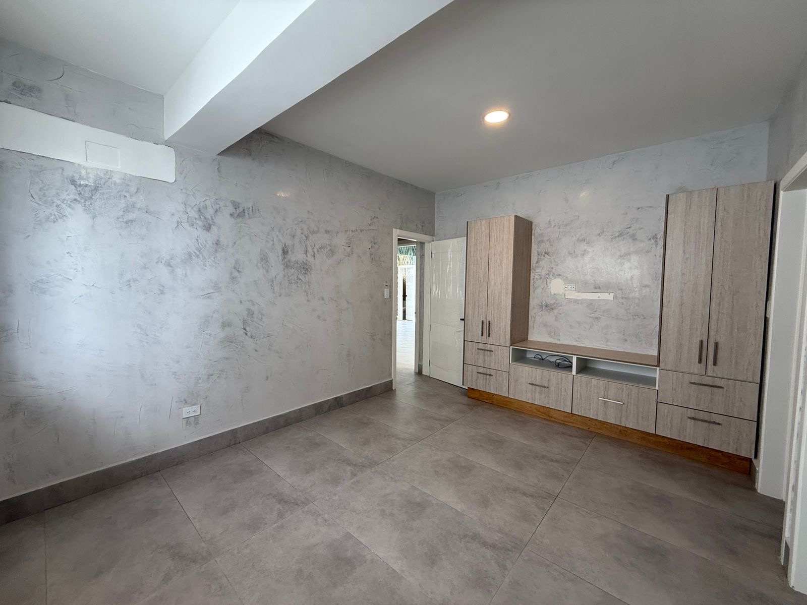 apartamentos - Vendo Evaristo Morales tres hab tres parqueos 3.5  6