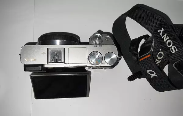 camaras y audio - Vendo sony a6000 con lente y accesorios  3