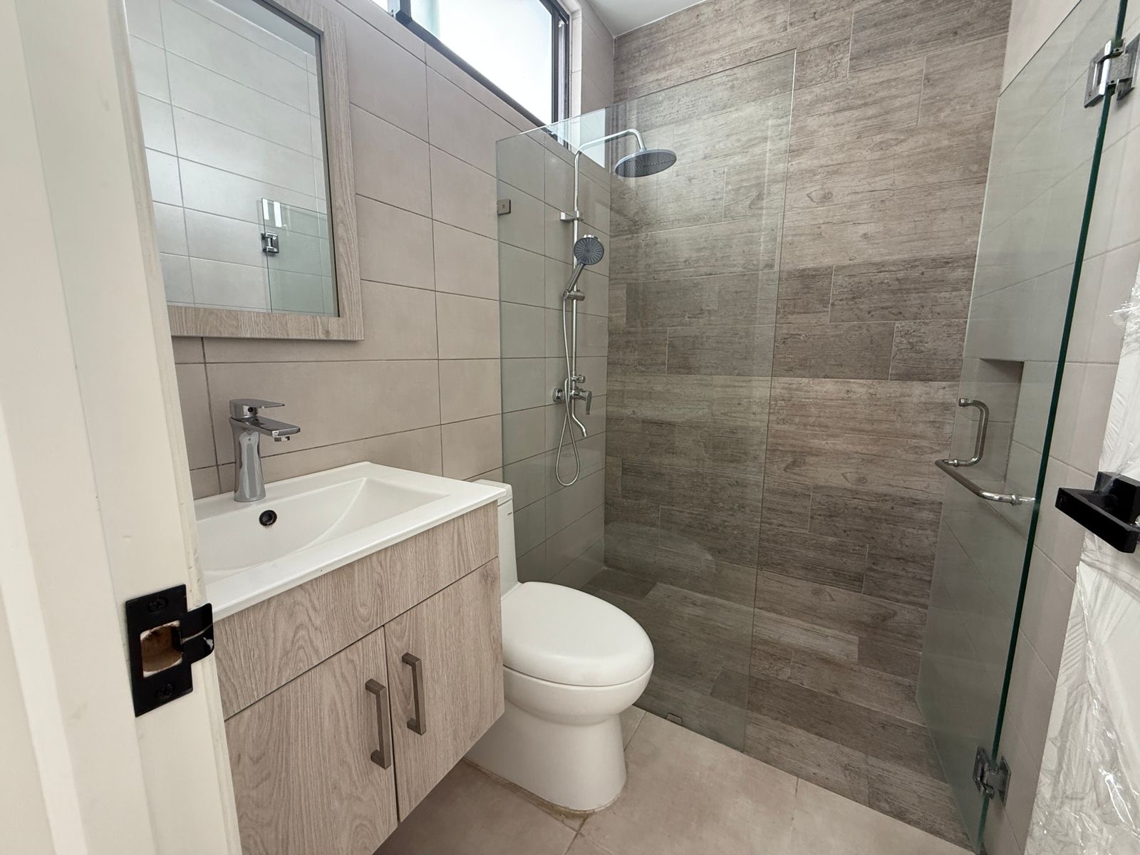 apartamentos - Vendo Evaristo Morales tres hab tres parqueos 3.5  7