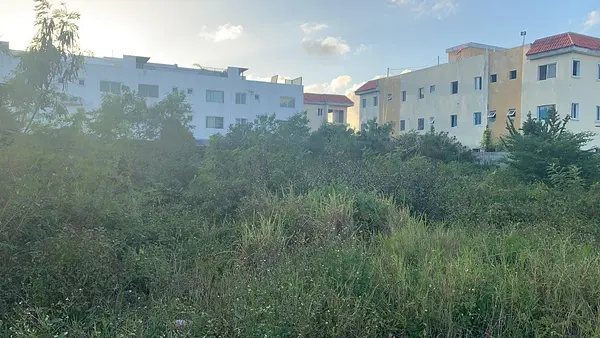 solares y terrenos - SOLAR DE 2,082 METROS EN BAVARO PUNTA CANA 1