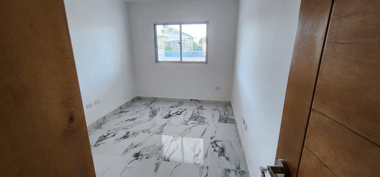 apartamentos - Apartamento Segundo Piso con Terraza, Corales del Sur. VENDIDO 2