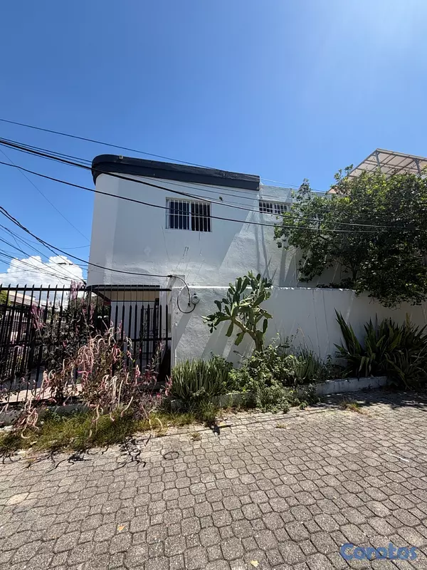 casas - vendo casa de dos niveles Independencia tres habitaciones 2.5 baños marquesina  3