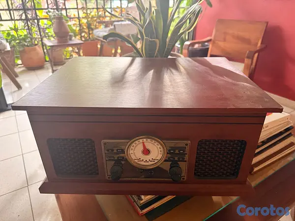 cds y vinilos - Vendo vitrola clásica por motivos de espacio.  2