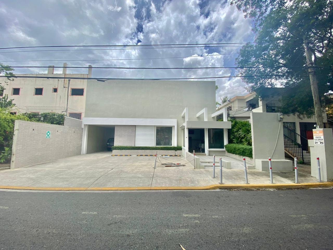 oficinas y locales comerciales - Vendo edificio Gazcue dos niveles 12 oficina 11 baños baños comunes sótano 