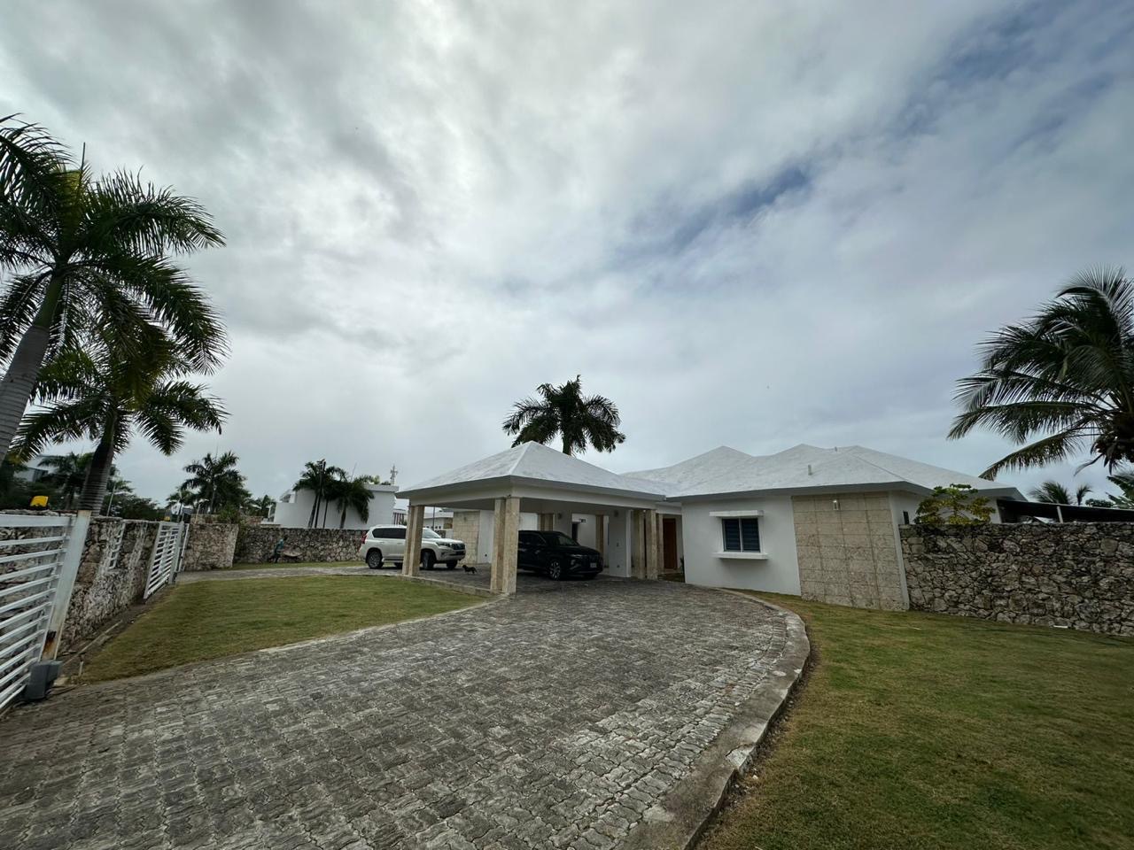 casas vacacionales y villas - Vendo inmensa y atractiva casa 🏠 en Punta Cana    1