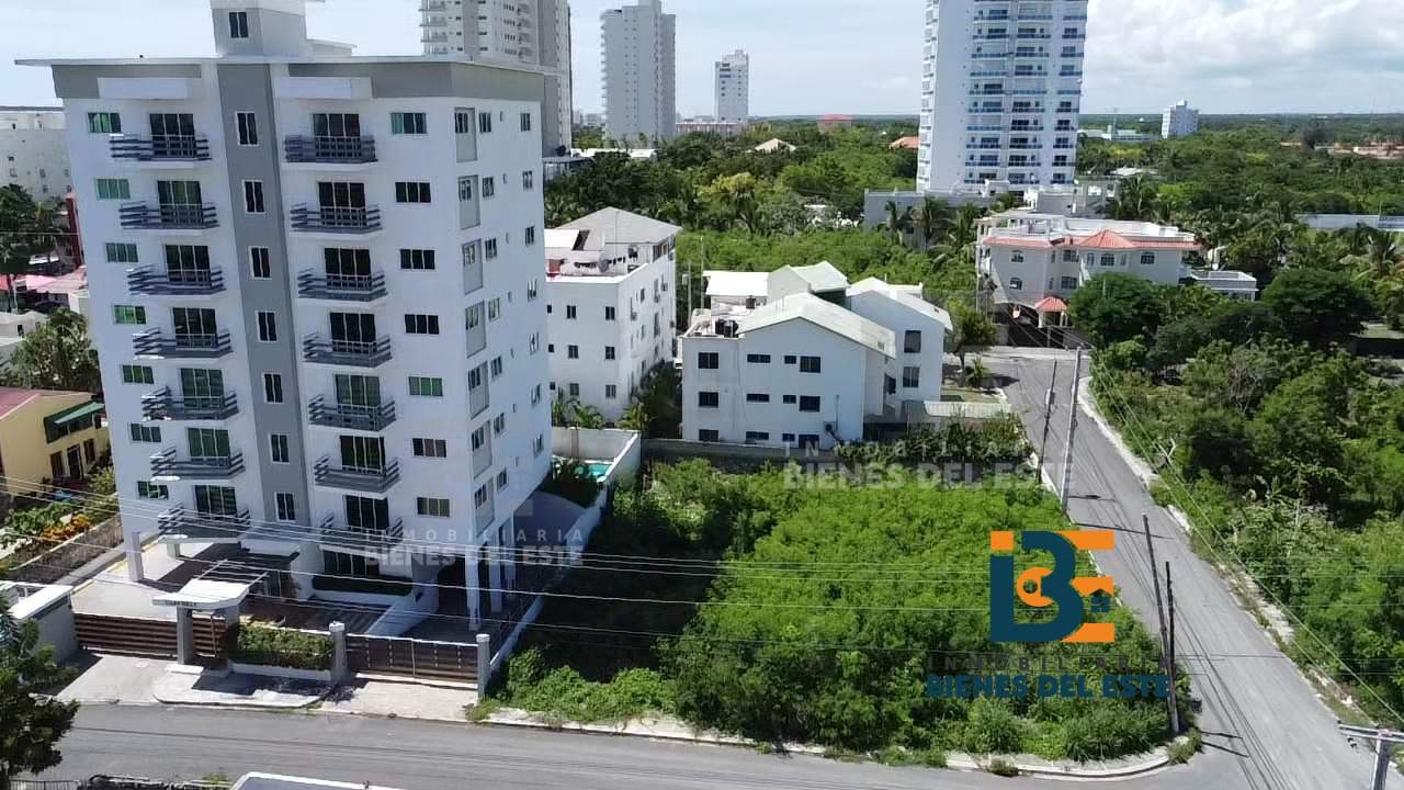 solares y terrenos - Solar de Esquina en Juan Dolio a 2 minutos de la Playa 2