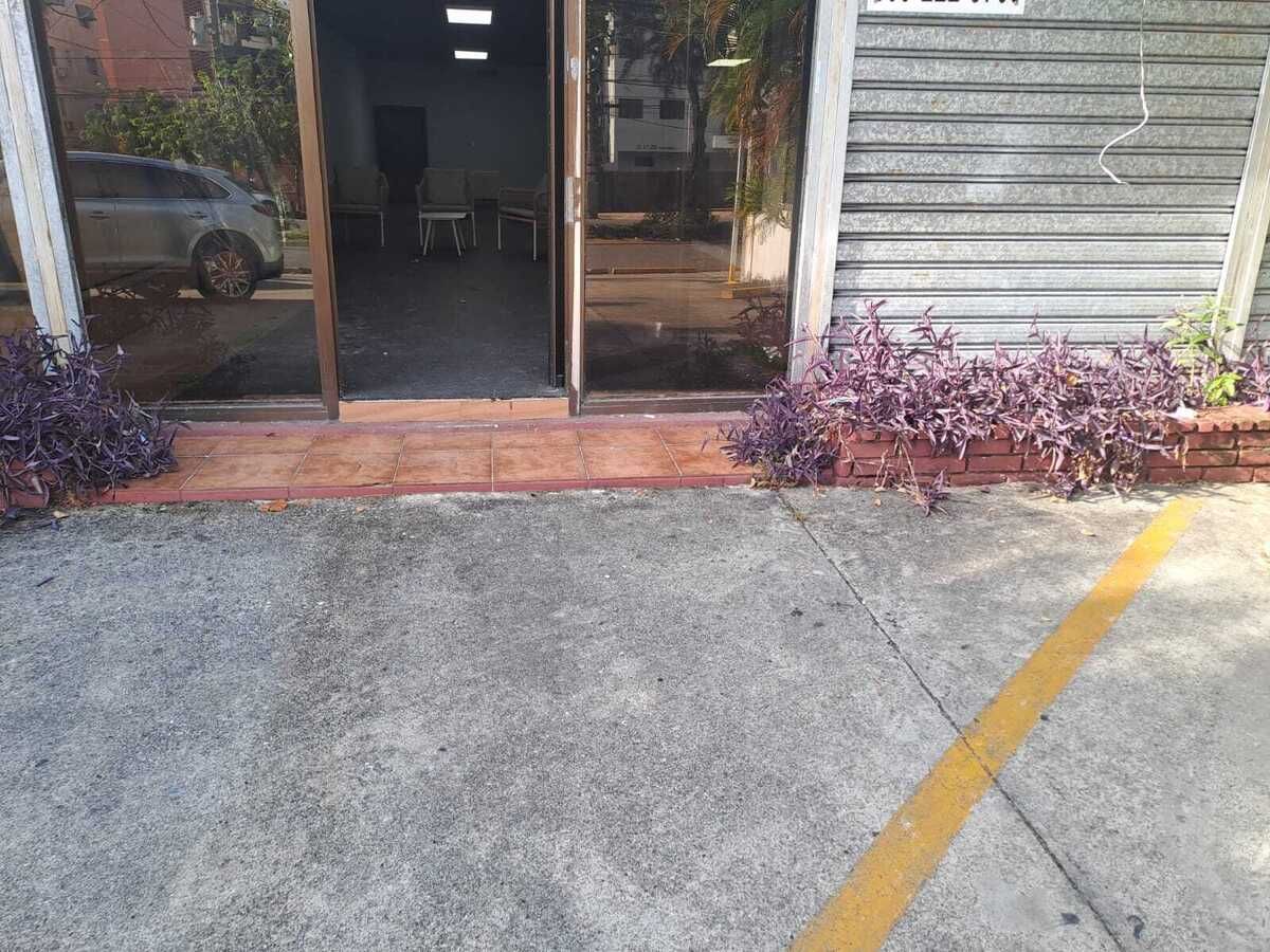 oficinas y locales comerciales - Local en Bella Vista Avenida Sarasota primer Piso  4