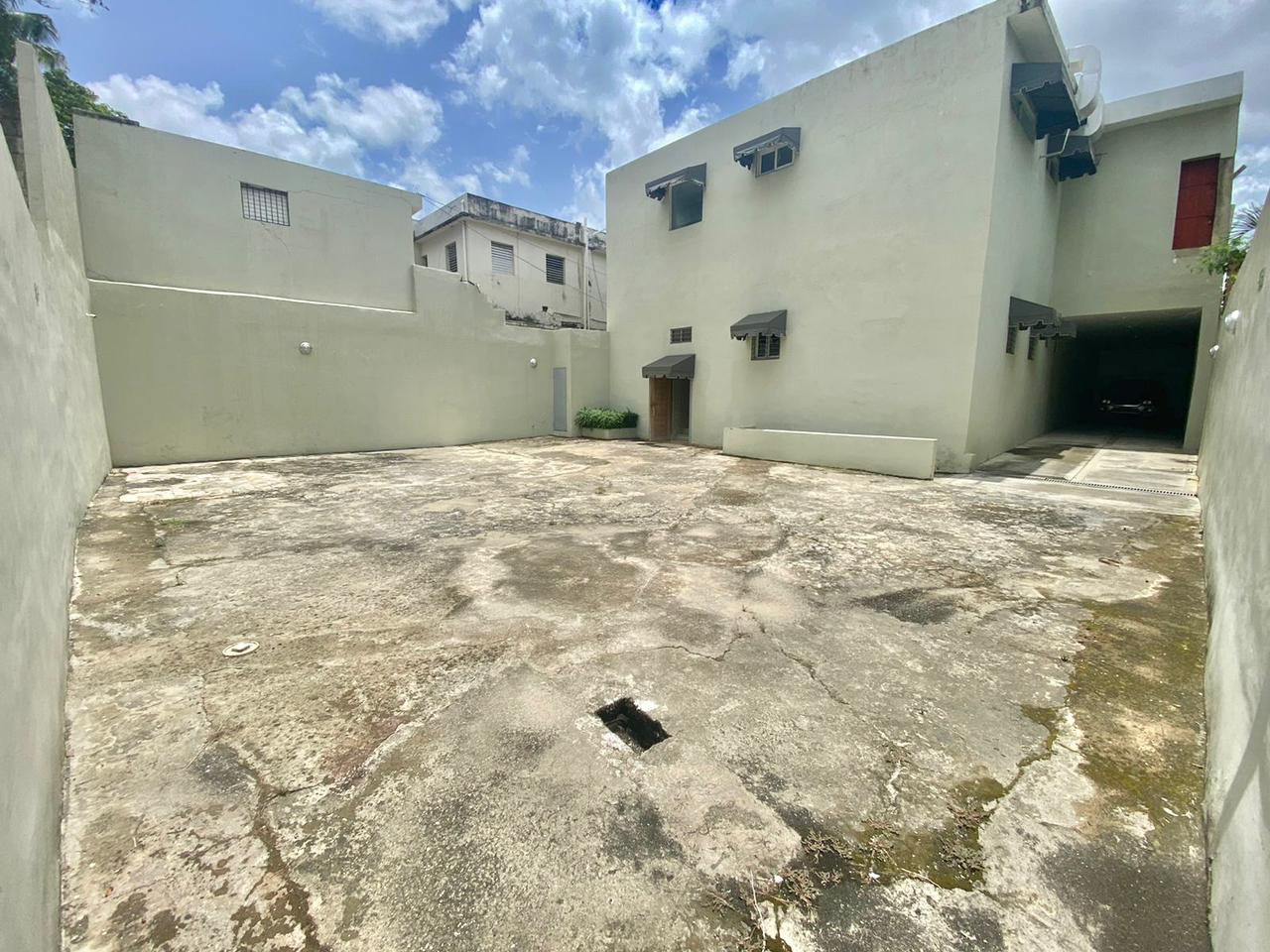 oficinas y locales comerciales - Vendo edificio Gazcue dos niveles 12 oficina 11 baños baños comunes sótano  1