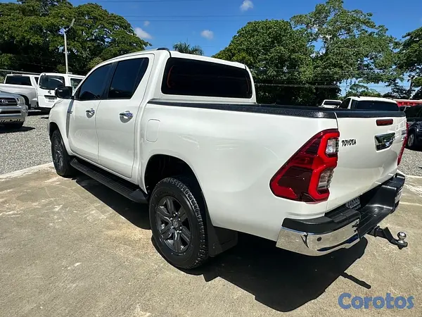 jeepetas y camionetas - Toyota hilux srv 2022 5