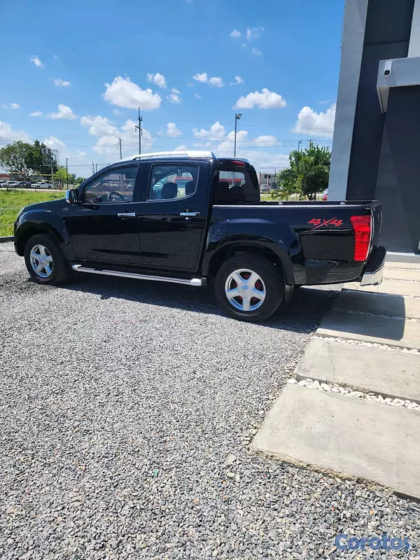 jeepetas y camionetas - 2013 Isuzu DMAX ls full 4x4 
inicial cómodo clean  8
