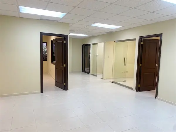 oficinas y locales comerciales - Local en evaristo céntrico en zona corporativa 5