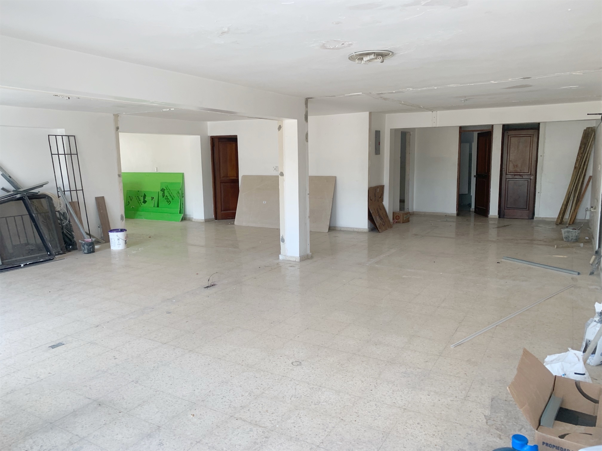 oficinas y locales comerciales - Local amplio y abierto en Naco 1