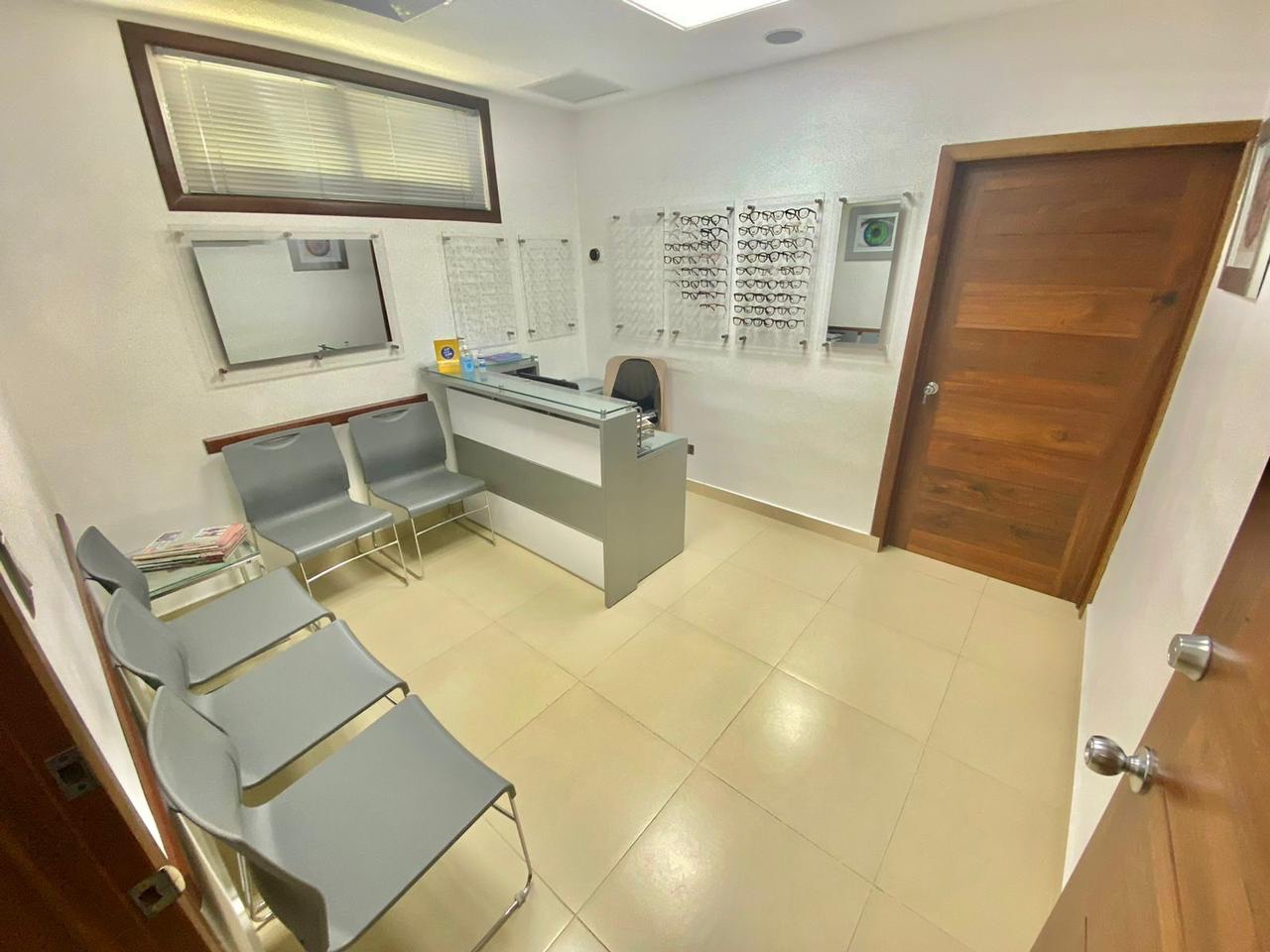 oficinas y locales comerciales - Vendo edificio Gazcue dos niveles 12 oficina 11 baños baños comunes sótano  2