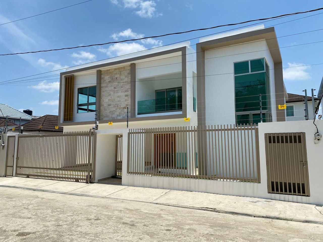 casas - Moderna Casa con Habitación en Planta Baja y 2 Cocinas con Línea Blanca incluida