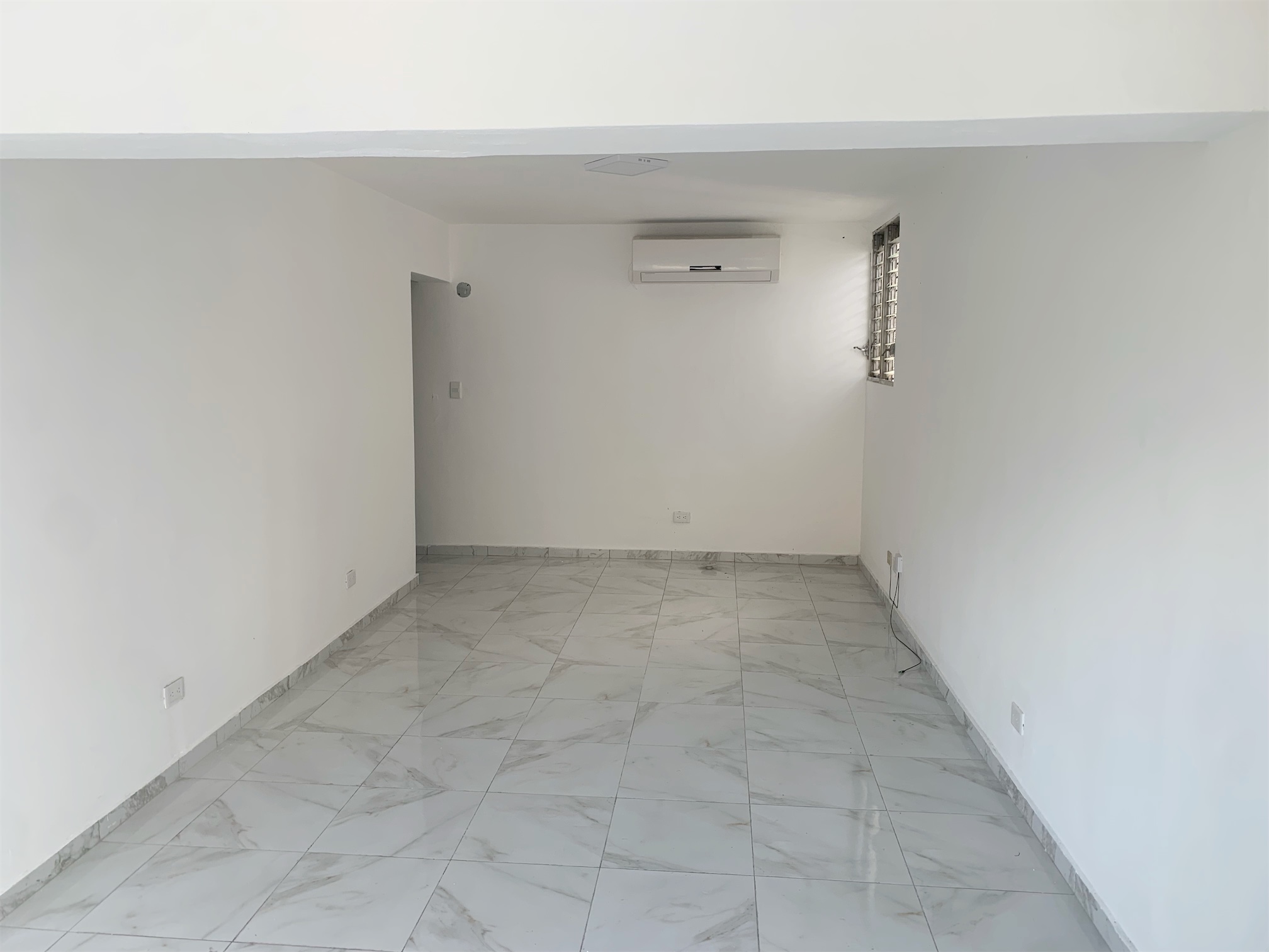 oficinas y locales comerciales - Local céntrico en Piantini 1
