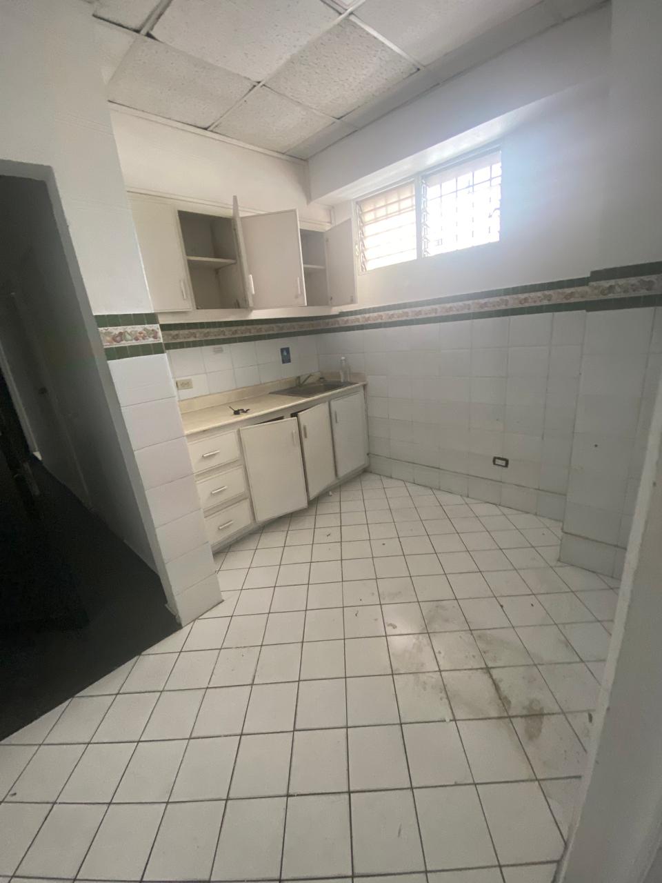 oficinas y locales comerciales - Alquilo Local Comercial de 300 Metros en 2do Piso  7