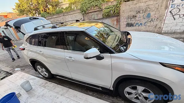 jeepetas y camionetas - Toyota Highlander LE 2022 9