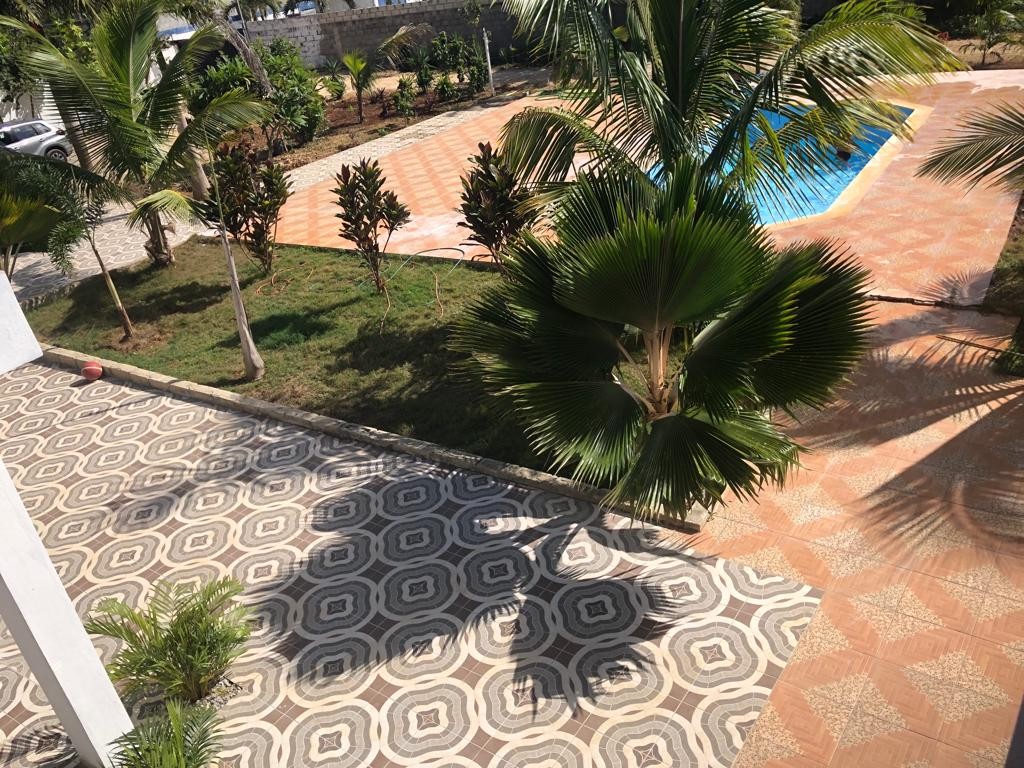 casas vacacionales y villas - Villa en venta con 3 edificaciones en Juan dolio 3