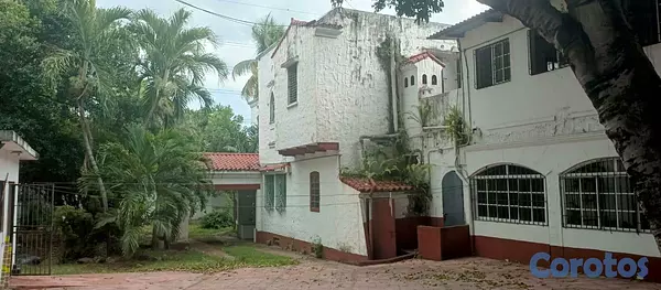 solares y terrenos - Venta de Casa o solar en la Av. Simon Bolivar 3