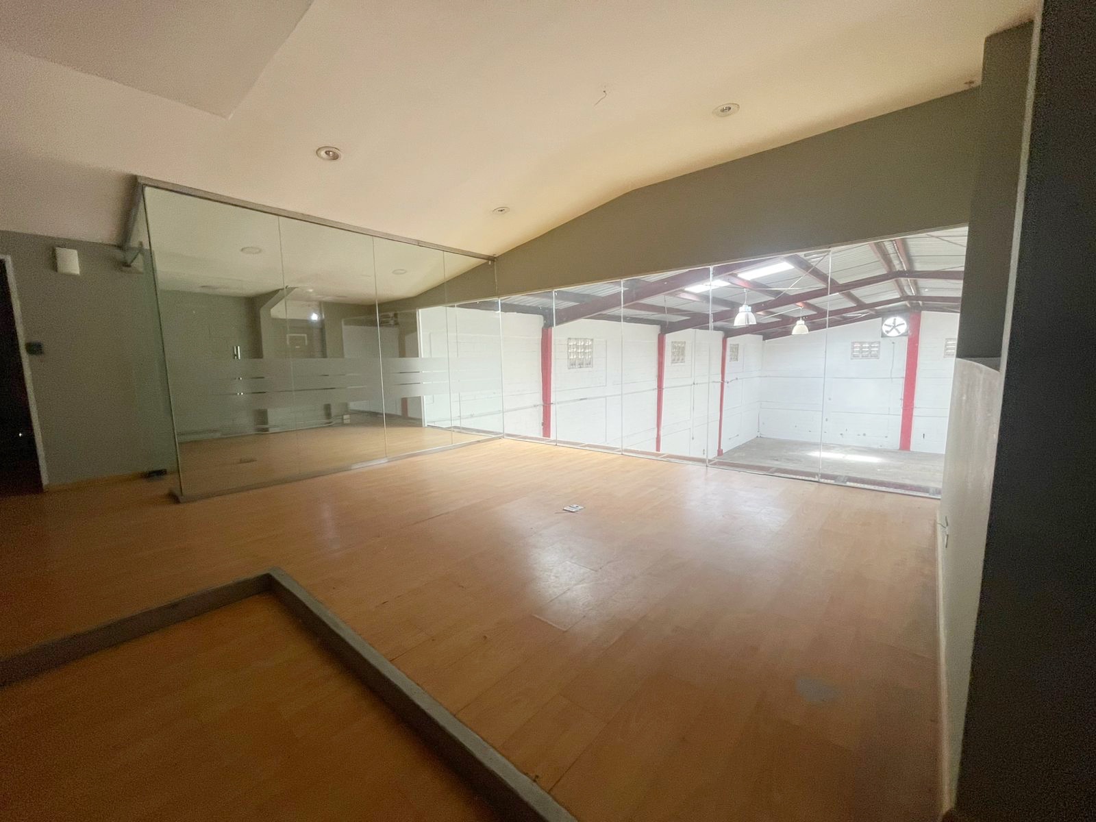 oficinas y locales comerciales - Alquiler nave céntrica en los Rios 3