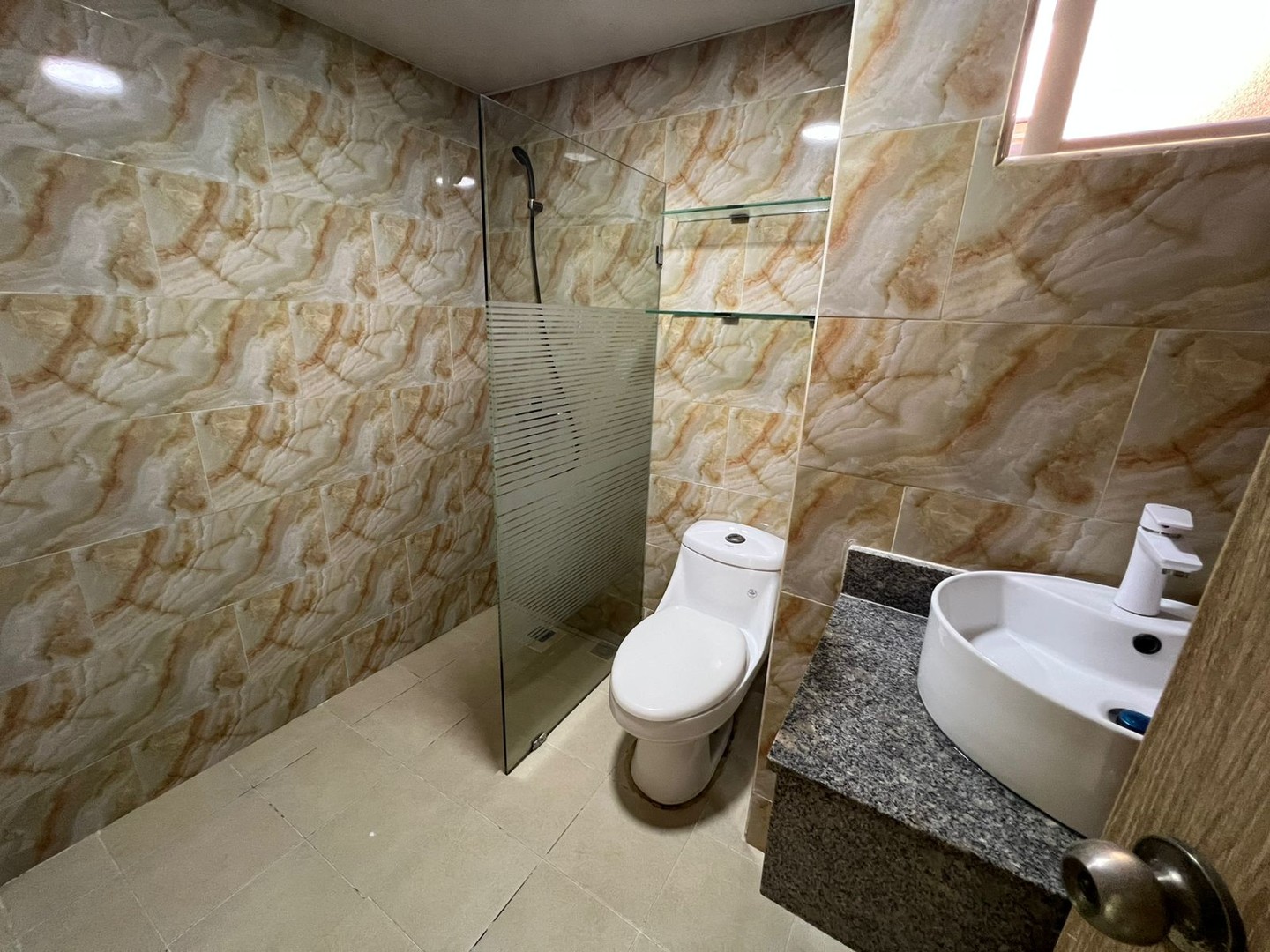 apartamentos - Se alquila apartamento  ubicado en Las Américas 4
