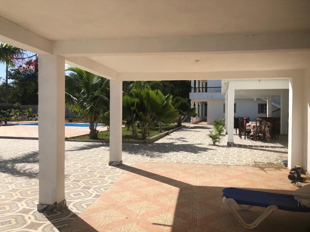 casas vacacionales y villas - Villa en venta con 3 edificaciones en Juan dolio 0