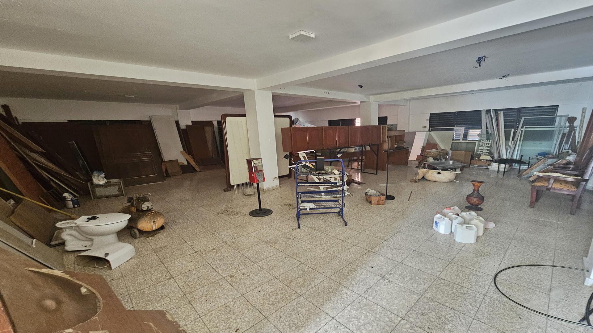 oficinas y locales comerciales - Local en plaza comercial en Arroyo Hondo, proximo a la rotanda del nacional. 0