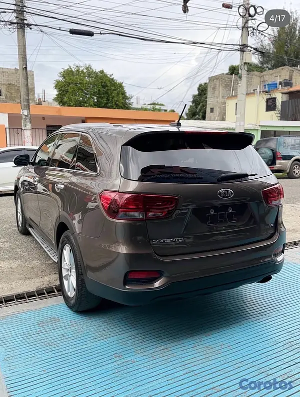 jeepetas y camionetas - Kia Sorento LX 2020 4