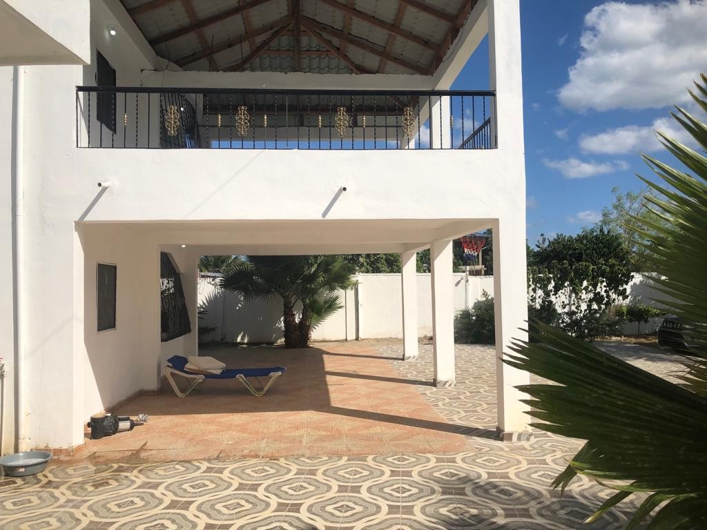 casas vacacionales y villas - Villa en venta con 3 edificaciones en Juan dolio 1
