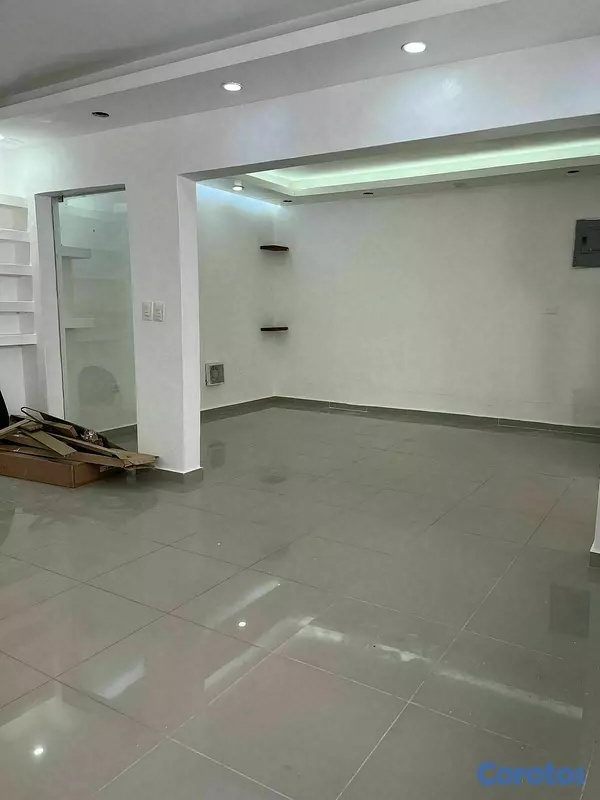 oficinas y locales comerciales - En La Enriquillo AMPLIO local de 240mts 4 parqueos 8