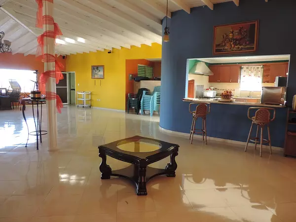 oficinas y locales comerciales - Edificio  comercial 6 niveles en la Julia 
 2