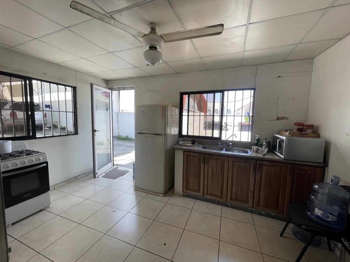 oficinas y locales comerciales - 🔵Alquilo local comercial 300 mts en la 27 de febrero  para showroom, dealer 3