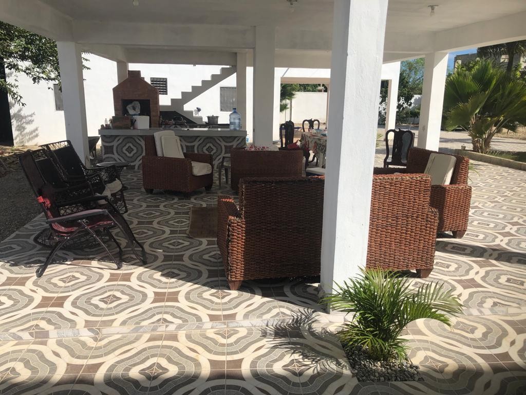 casas vacacionales y villas - Villa en venta con 3 edificaciones en Juan dolio 2