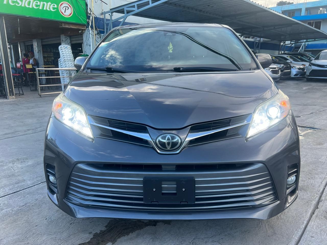 jeepetas y camionetas - Toyota Sienna XLE 2018 9