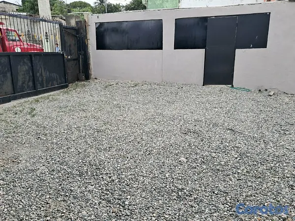 otros inmuebles - Vendo una propiedad de 300 m² con una nave en Bajo 5