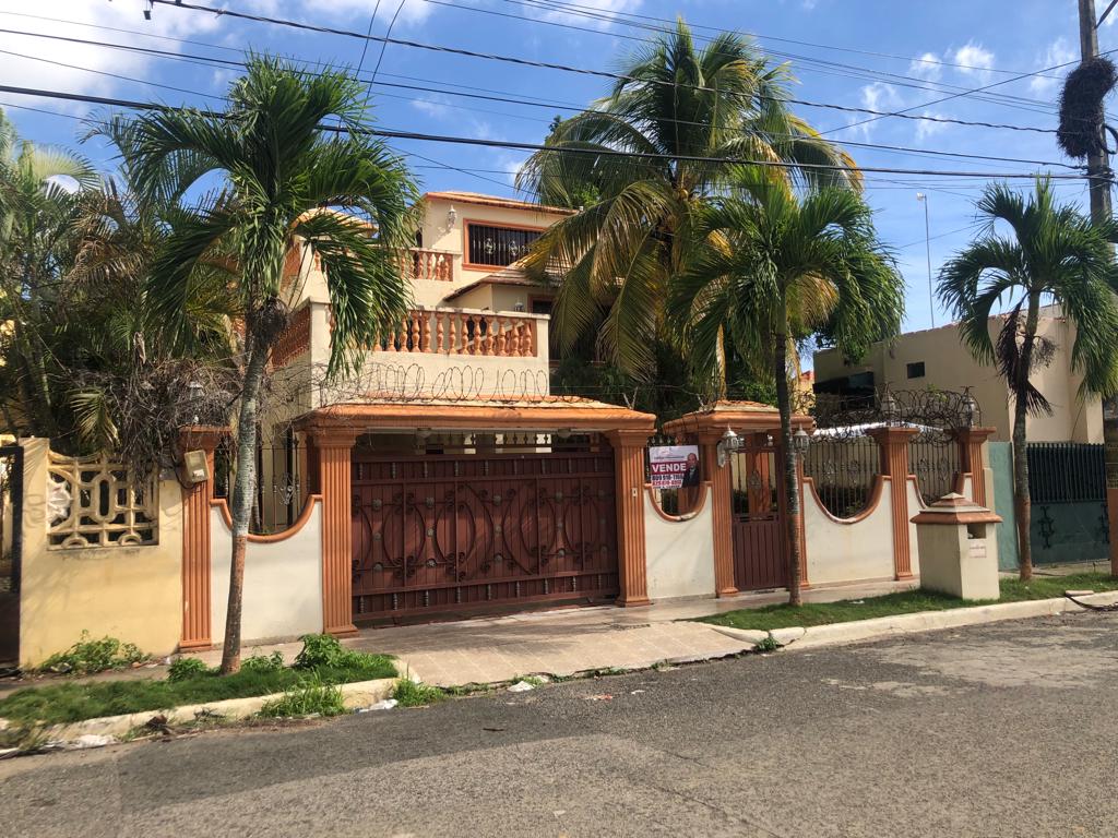 casas - CASA DE 3 NIVELES EN INVIDOREX  POR LOS FRENTES DEL HIPODROMO, DE OPORTUNIDAD Y  4