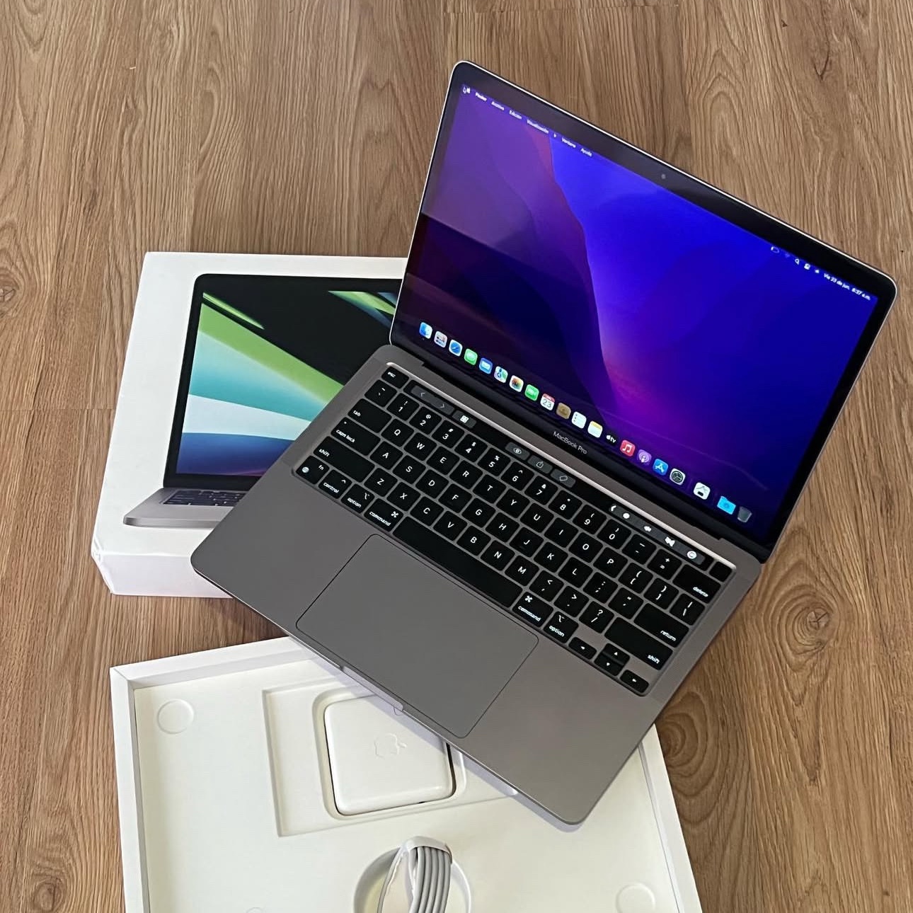 computadoras y laptops - MacBook Pro 13” Chip M2 2022 8GB RAM & 256GB SSD Como Nueva  0