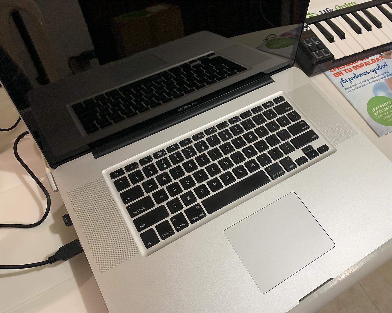 computadoras y laptops - Macbook Pro 17 Pulgadas Mid 2009