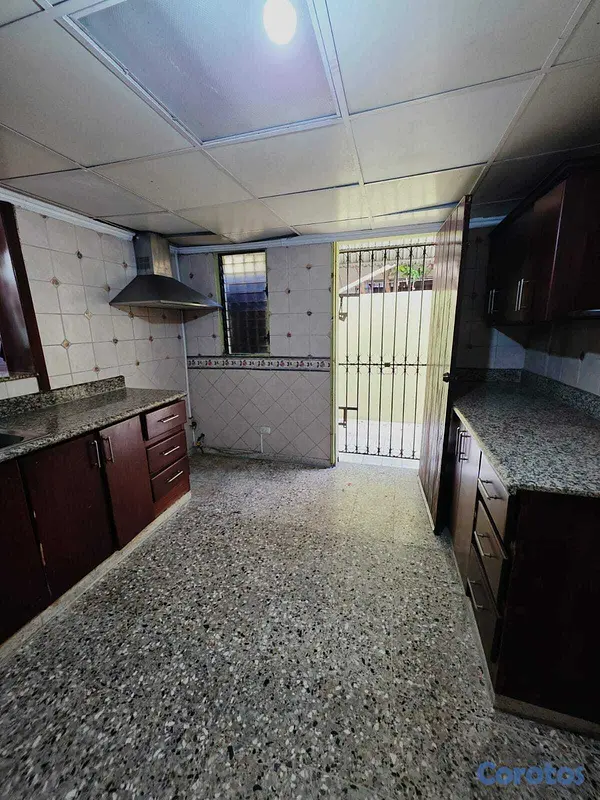 casas - Vendo casa de 2 niveles -Ave. Independencia  4