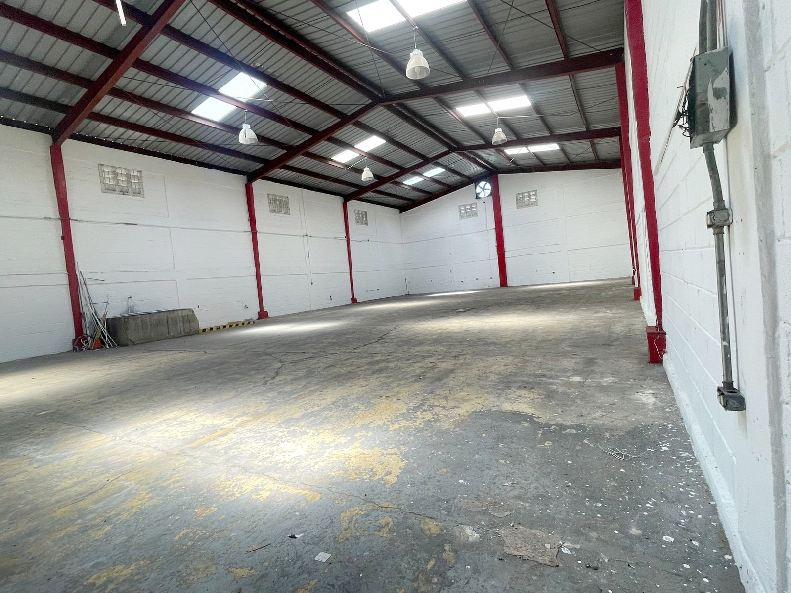 oficinas y locales comerciales - Alquiler nave céntrica en los Rios 4