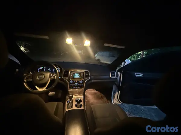jeepetas y camionetas - Jeep Grand Cherokee Laredo 2017 8
