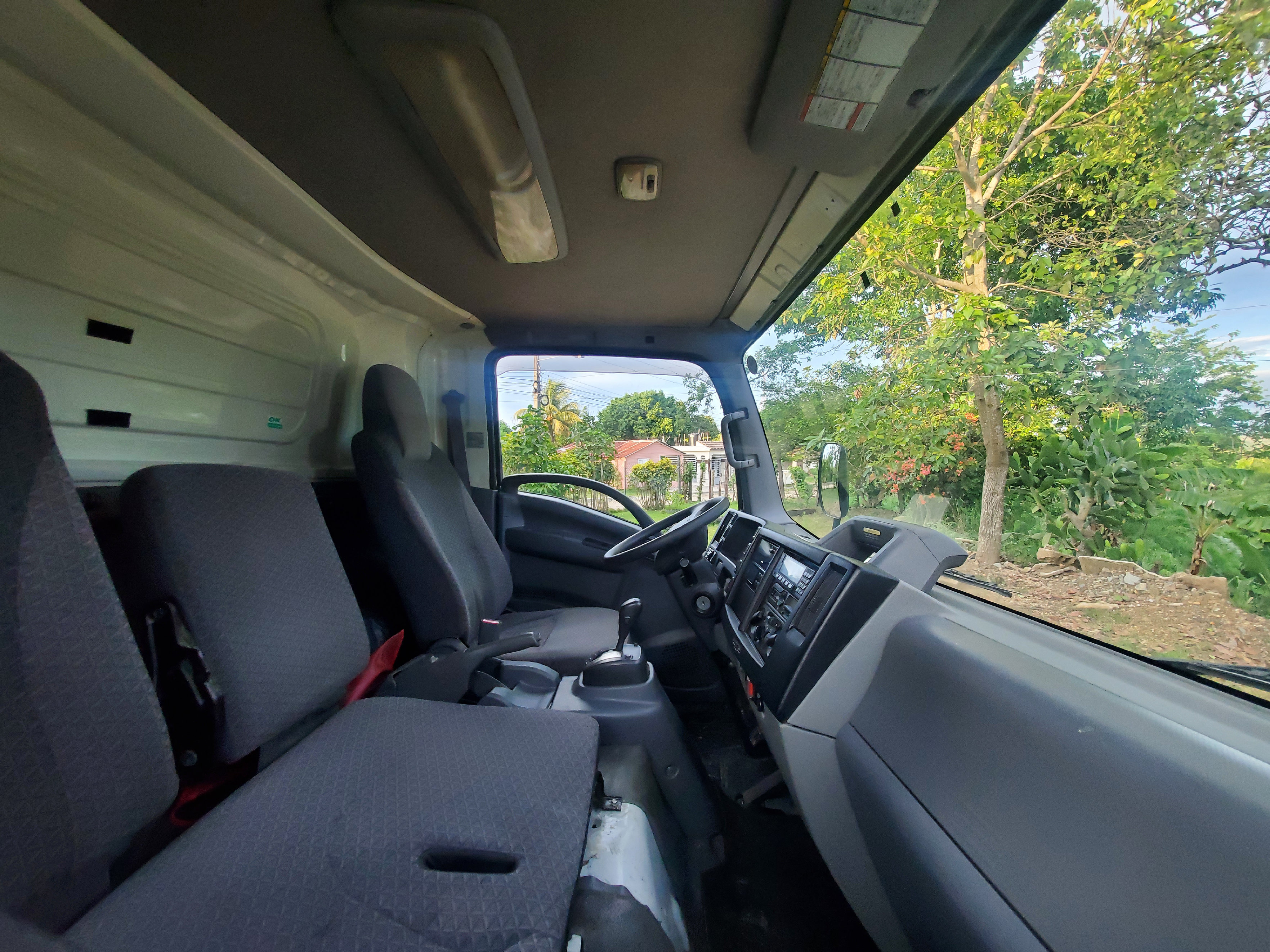 jeepetas y camionetas - Camión Isuzu ELF 2020 5