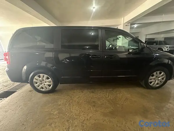 jeepetas y camionetas - Vendo Dodge Caravan 2017, negociable 3