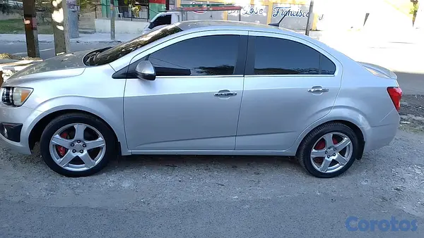 carros - Chevrolet Sonic  4