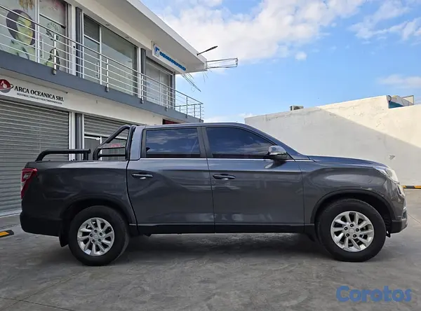 jeepetas y camionetas - KGM REXTON 2021 GRIS OSCURO DIESEL 7