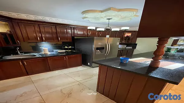 casas - Venta de hermosa con 1000mt  de solar en Zona Oriental 5