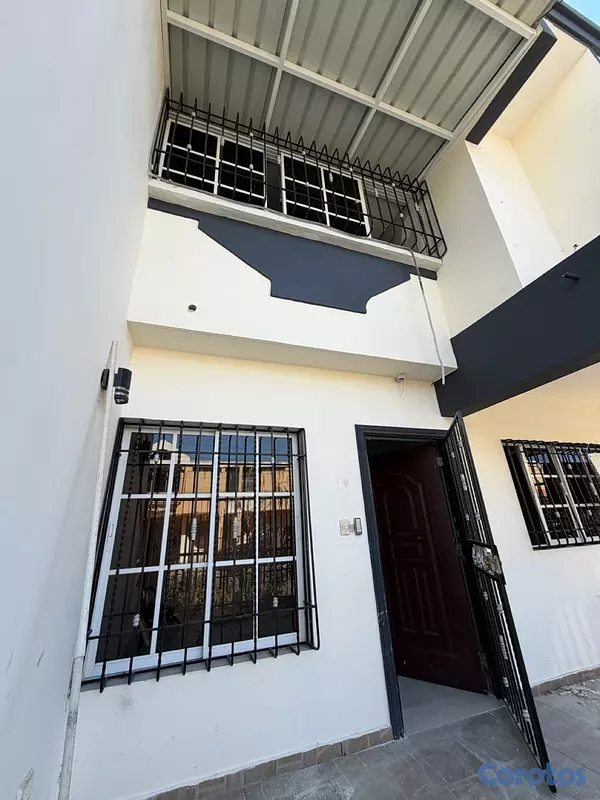 casas - vendo casa de dos niveles Independencia tres habitaciones 2.5 baños marquesina  2