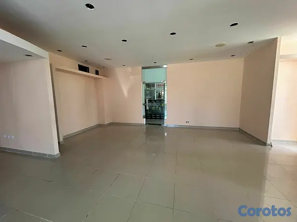 oficinas y locales comerciales - LOCAL EN ALQUILER PRIMER NIVEL - PLAZA COMERCIAL. 4